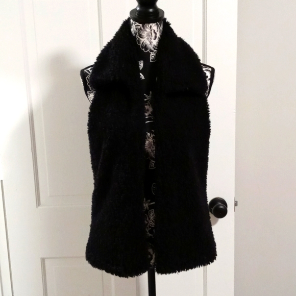 Jack by BB Dakota Jackets & Blazers - 🖤Jack🖤 - Black Shearling-Like Vest